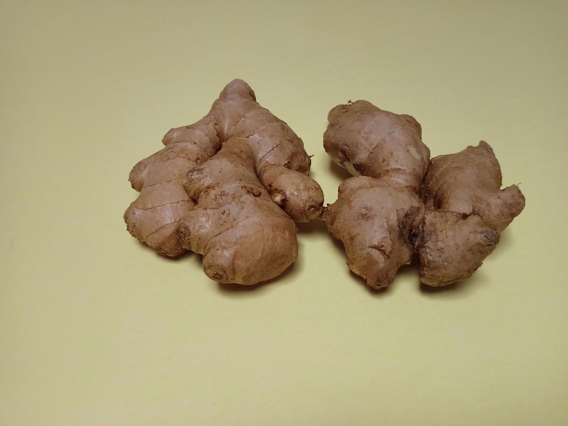 Gingerol helps in reducing inflammation (Image via Unsplash/Uzair Ali)
